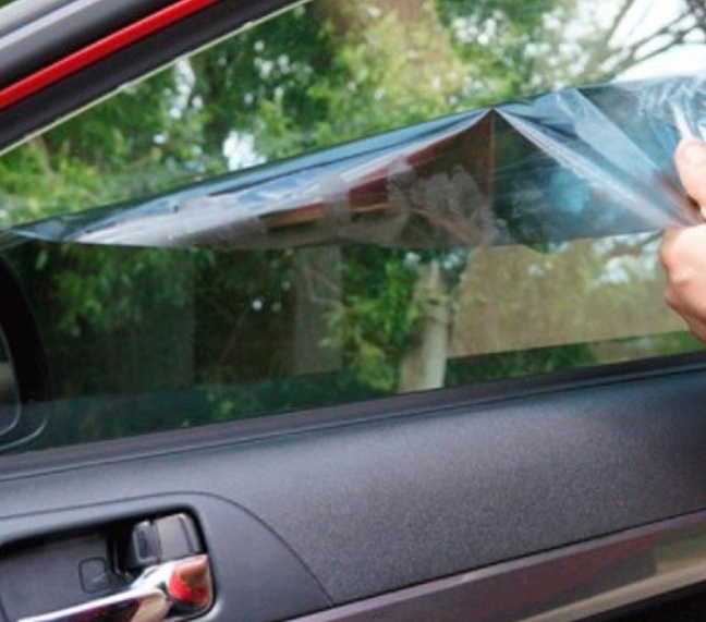 Как и чем снять старую тонировку со стекла в машине